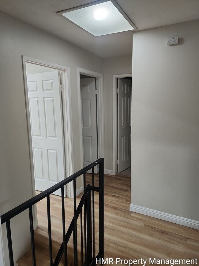 Building Photo - Large Condo in Claremont