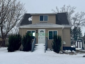 Building Photo - 626 Oak St NE