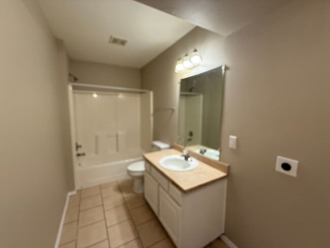 Building Photo - 3 bedroom Two Story Duplex!