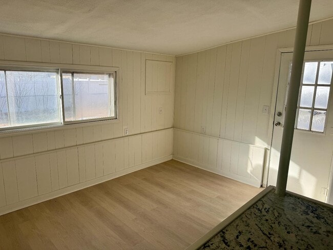 Building Photo - 602 Meadowlawn Dr