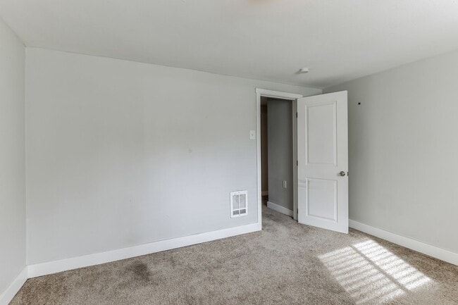 Building Photo - 10827 10th Ave SW