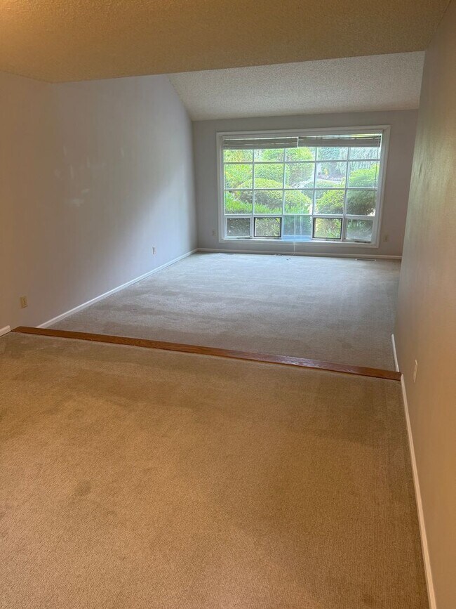 Building Photo - $3900.00 3 Bedroom 2.5 Bath Modern Style Home in Kirkland