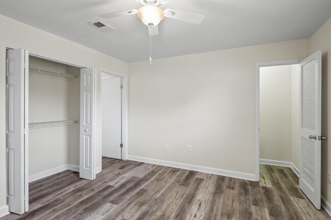 Building Photo - "Charming 2-Bed Townhouse with Modern Comf...