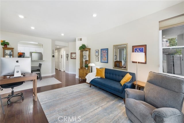 Building Photo - 2 Vía Entrada