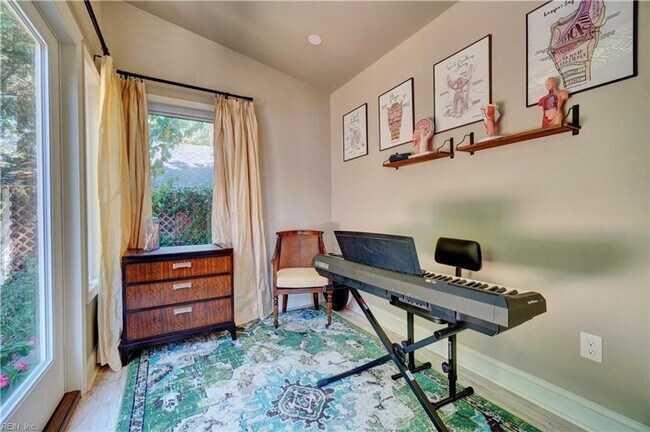 Building Photo - LARCHMONT