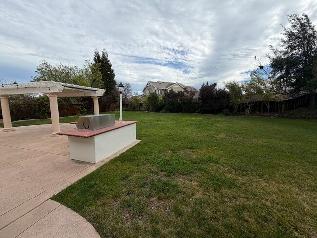 Building Photo - Beautiful 4BD/3.5BA Private Luxury Single-Family Home in Prestigious Ruby Hills Community in Plea...