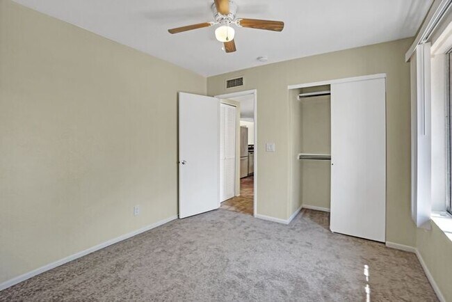 Building Photo - Vaulted Elegance in Old Spanish Trail