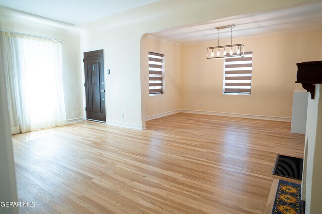 Building Photo - 1211 Mesita Dr