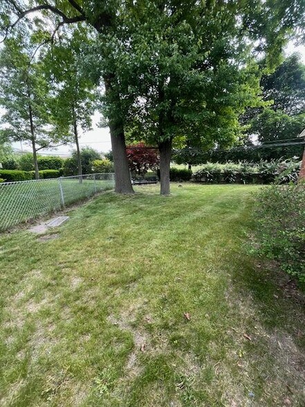 Building Photo - 27030 Berkshire Dr