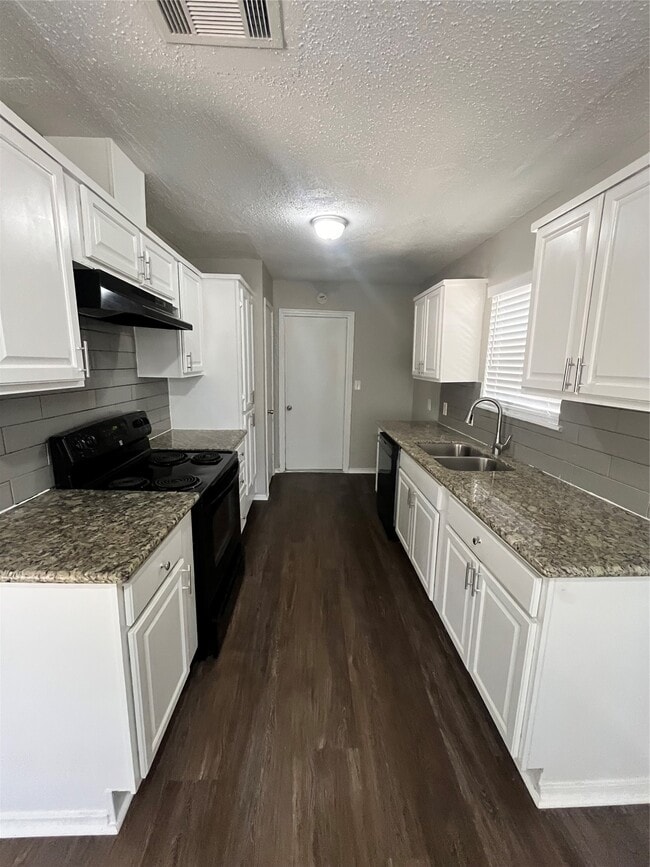 Building Photo - 22318 Meadowgate Dr