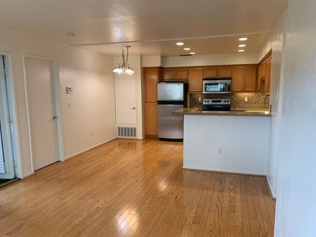 Building Photo - Gated Raintree Terrace Condo! Available Now!