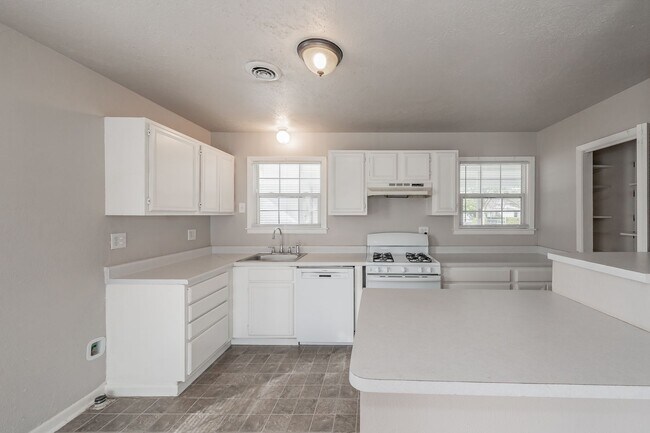 Building Photo - 3 Bedroom, 1.5 Bathroom in West Worth Village