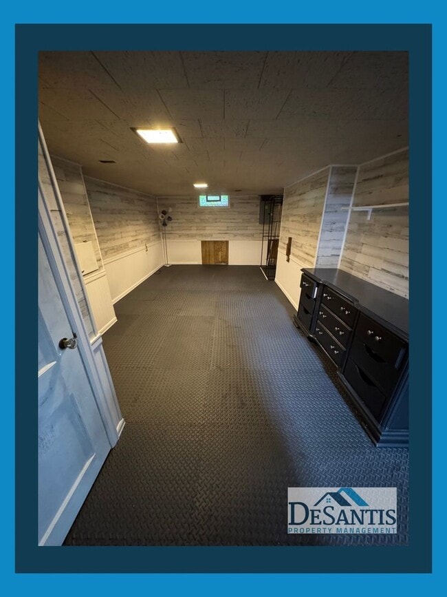 Building Photo - Charming 2-Bedroom Home with Private Backy...