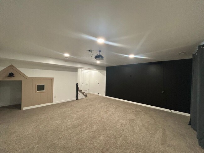 Building Photo - 3 Bedroom 3 Bathroom Townhouse in Saratoga Springs!