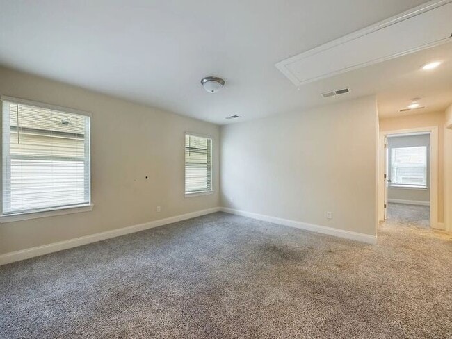 Building Photo - 3 Bed/2.5 Bath Beautiful Newer Constructio...