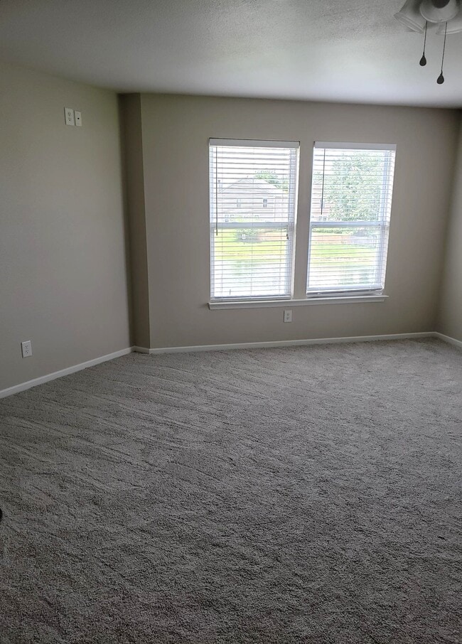 Building Photo - 898 Stonehurst Dr