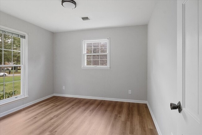 Building Photo - 204 Lake Cir Dr