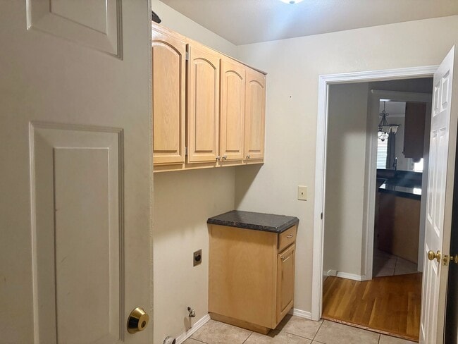 Building Photo - Beautiful 4 bedroom ranch style home in wonderful location off 101st between Memorial and Mingo