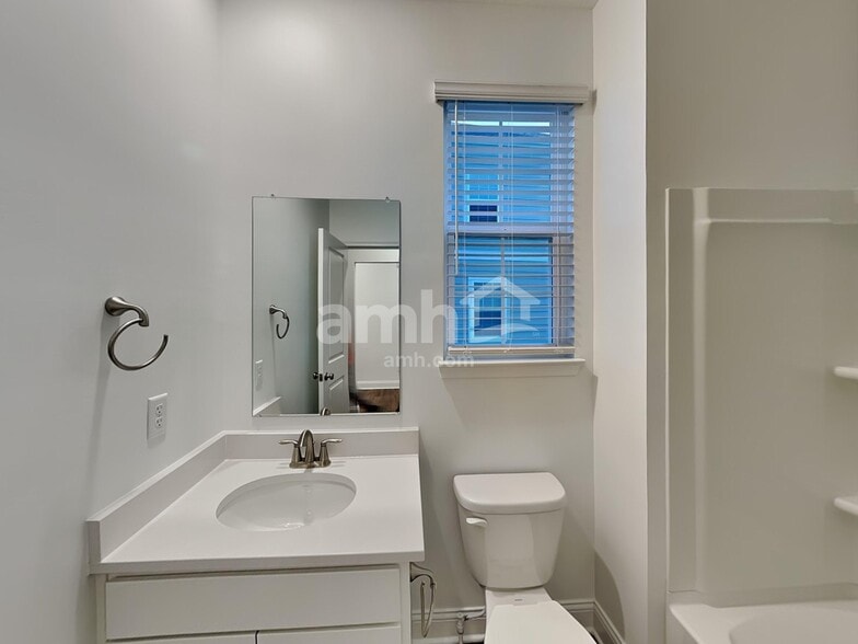 Building Photo - 1044 Castor Dr