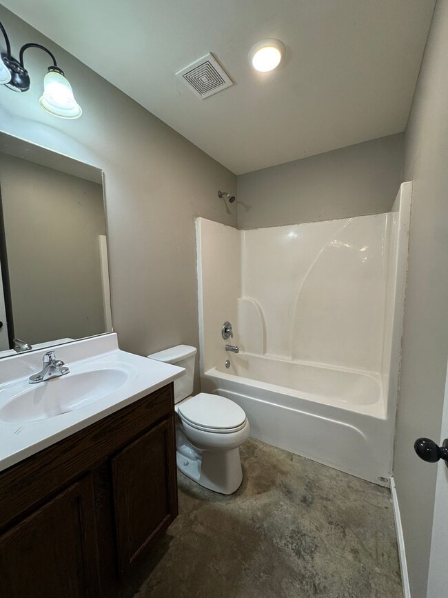 Building Photo - 3 bed / 2 bath duplex Available Now