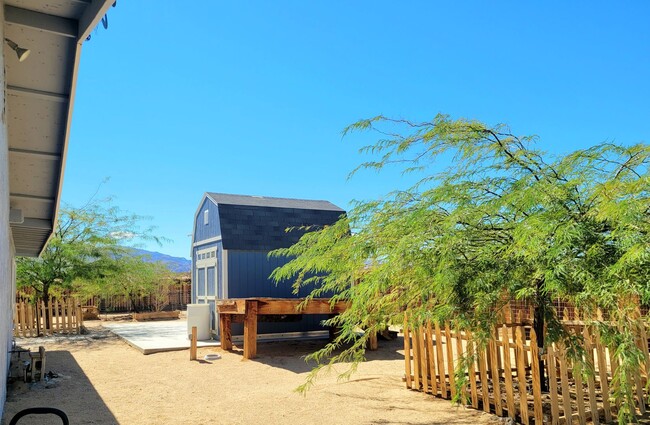 Building Photo - Desert Oasis Home