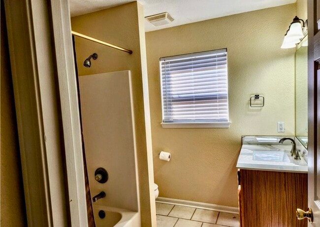 Building Photo - 207 Weiskopf Way