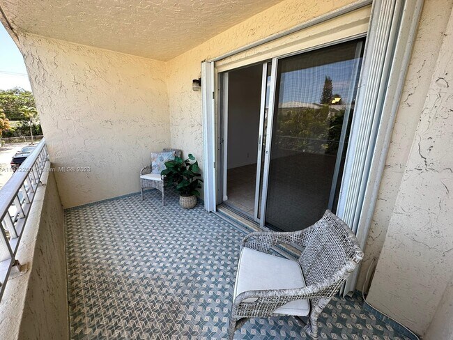 Building Photo - 900 NE 18th Ave