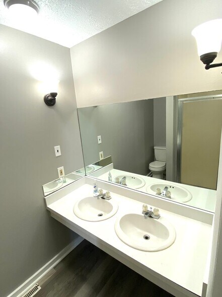 Building Photo - 110 1/2 Lee Street