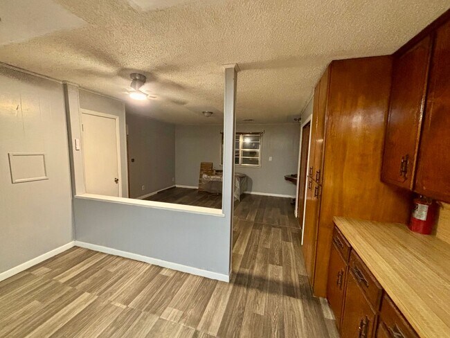 Building Photo - 3 Bedroom and 2 Bathroom Home in Shawnee for rent!