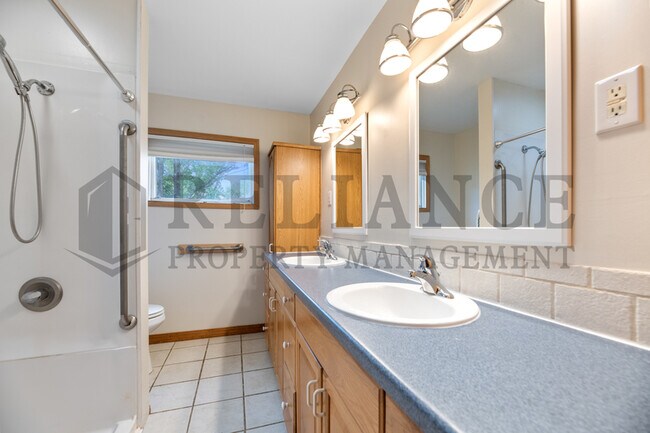 Building Photo - 614 N Brownthrush Ln