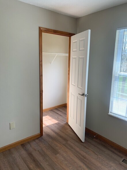 Building Photo - 751 Village Dr