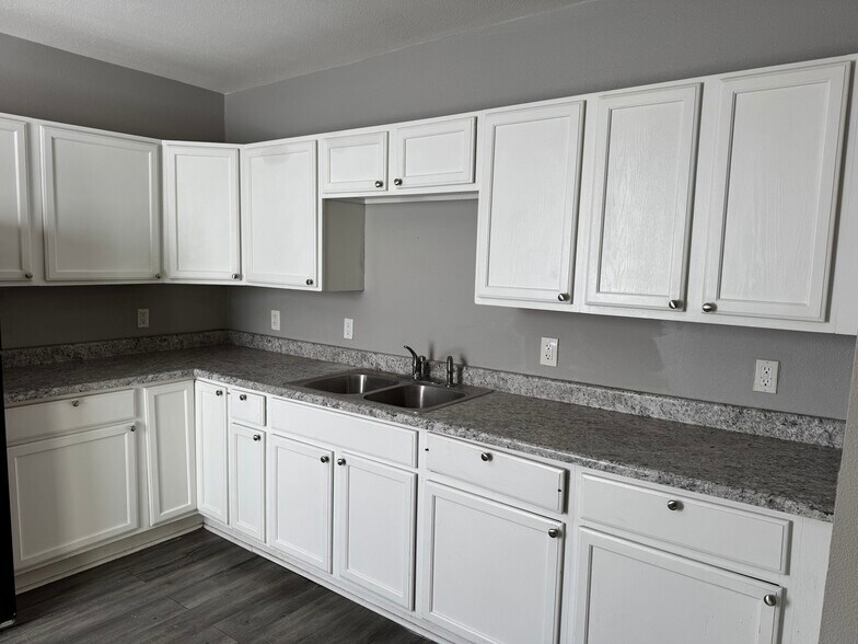 Building Photo - 1208 W 5th St