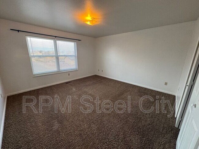 Building Photo - 498-498 W Bellflower Dr