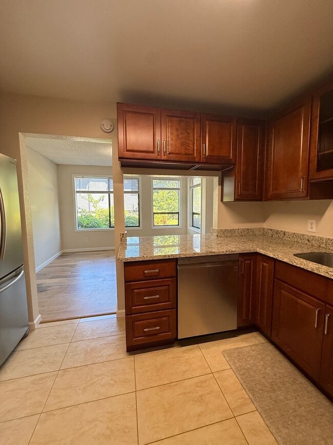 Building Photo - Well Maintained 2BD/2BTH Lynnwood Condo for Lease in Gated Community!