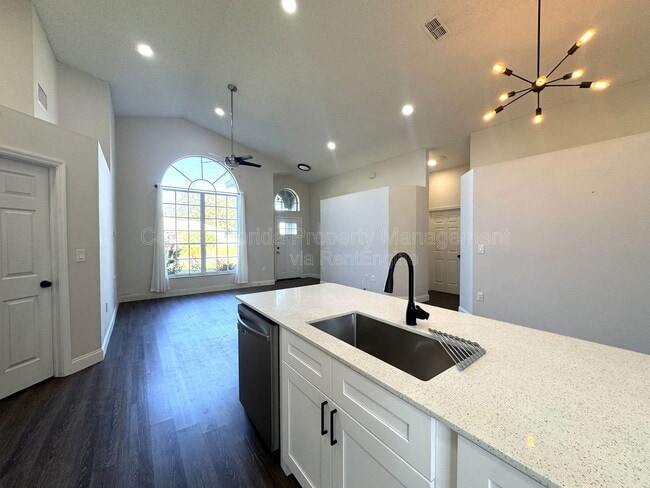 Building Photo - 402 Lark Ct