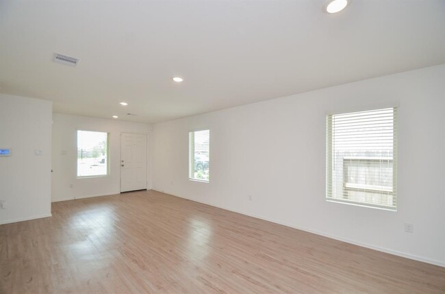 Building Photo - 4127 Saltillo Lakes Dr