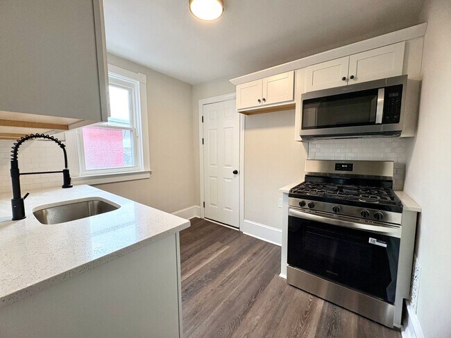 Building Photo - 320 S Ann St