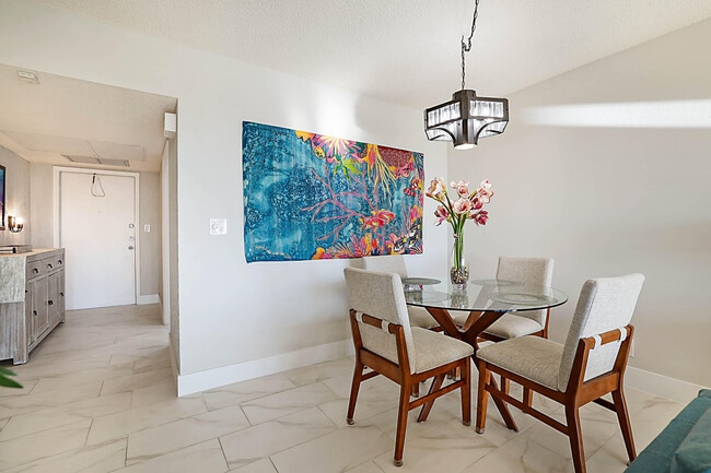 Building Photo - 575 Oaks Ln