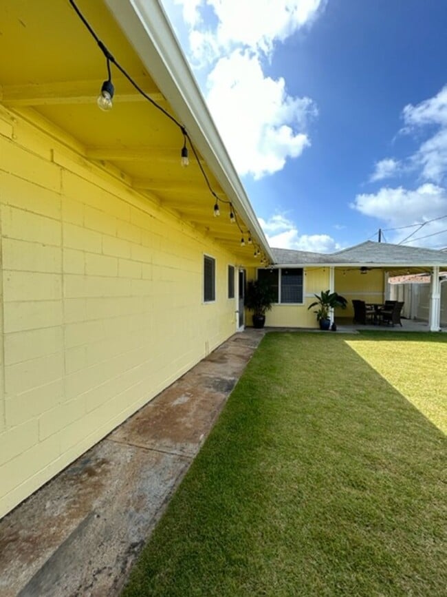 Building Photo - Available on 12/16/25, spacious 1570 sq ft, 3 Bedrooms, 2 Baths, 2 Car Garage Single-Family Home ...