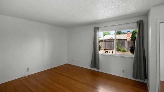 Building Photo - 3bed/2bath home available now!