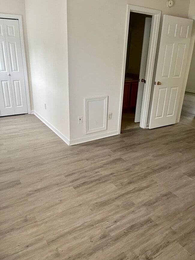 Building Photo - King George 3 Bedroom End Unit