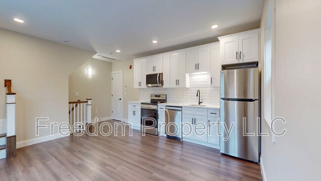 Building Photo - 130 Center St