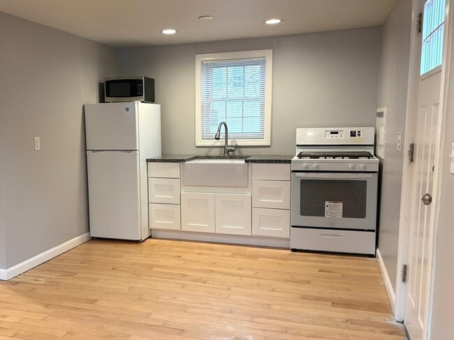 Building Photo - 154 Park St