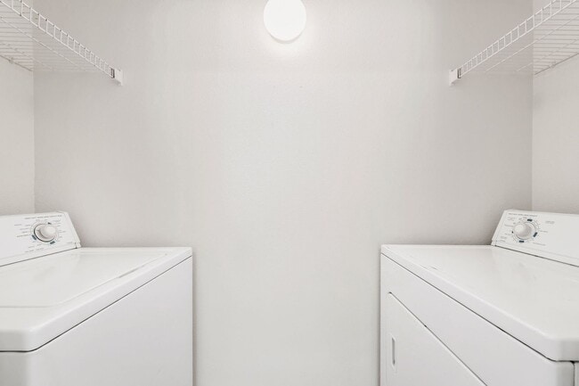 Building Photo - Cute 2 Bedroom Condo!