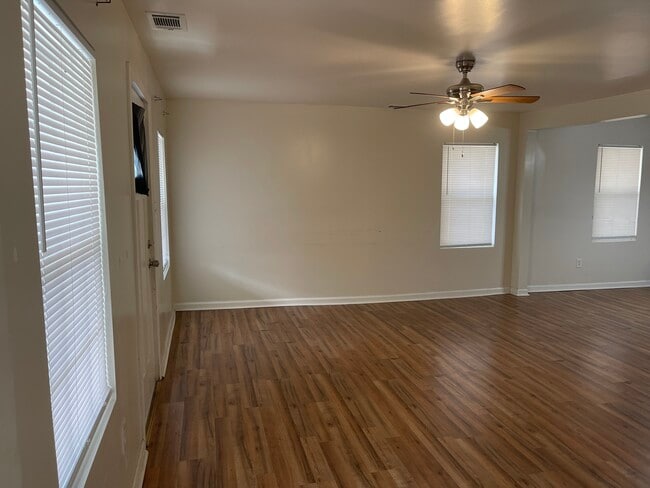 Building Photo - 5-125 Roundtree St