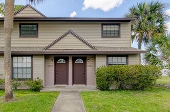 Building Photo - Lovely 2BR/1.5BA Townhome for rent Near La...