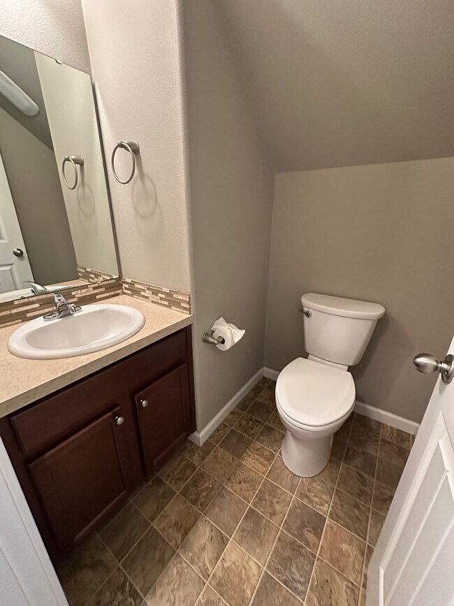 Building Photo - Very Nice & Clean 3 Bedroom 2 1/2 Bath 2 S...