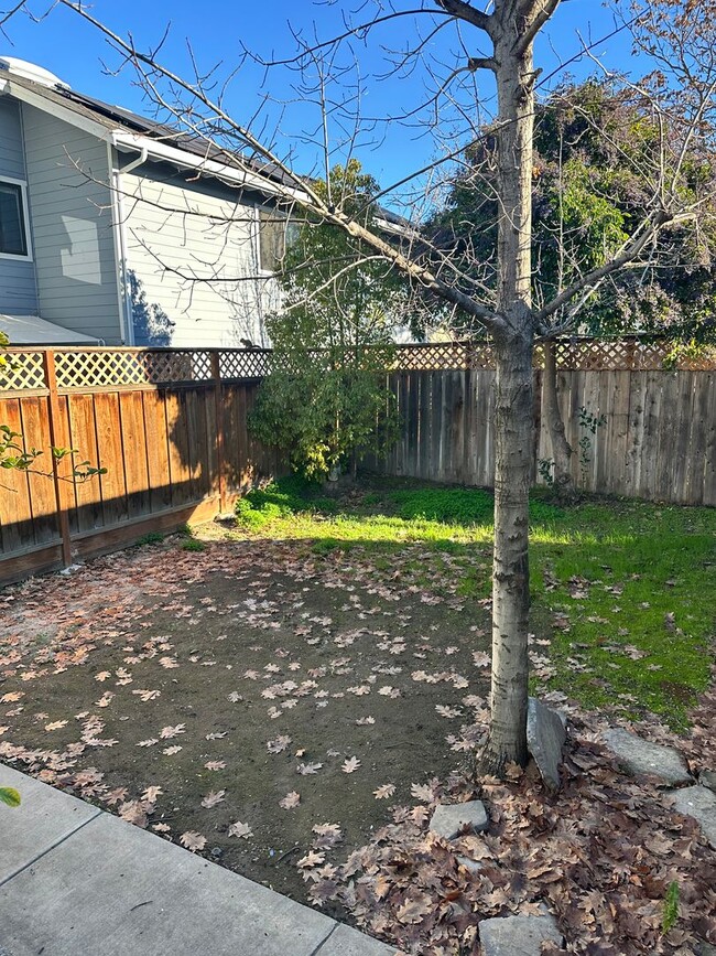 Building Photo - Cute Northside Bungalow