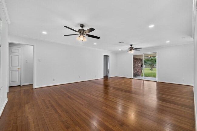 Building Photo - 5027 Creekbend Dr