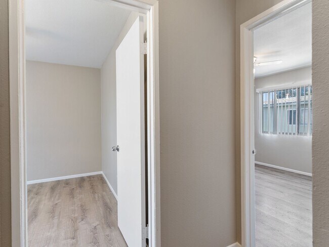 Building Photo - 1050 Gaviota Ave
